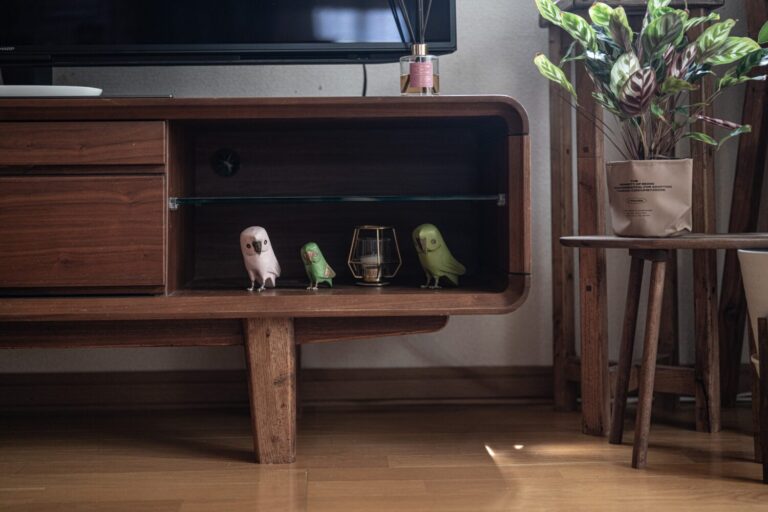 自作した木脚を取り付けた、ミッドセンチュリー風のテレビボード